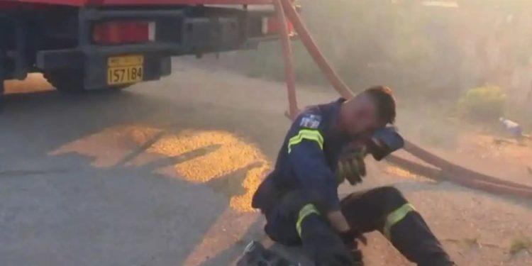 Alldaynews.gr Η στιγμή που εθελοντής πυροσβέστης, καταρρέει – Τον αγκαλιάζουν οι συνάδελφοί του