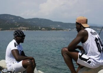 Γύριζαν ταινία εpw τικού περιεχομένου στον Πλαταμώνα και συνέλαβαν τους 2 Αφρικανούς πρωταγωνιστές για πλανόδιους μικροπωλητές