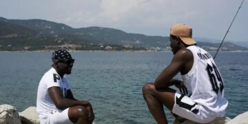 Alldaynews.gr Γύριζαν ταινία εpw τικού περιεχομένου στον Πλαταμώνα και συνέλαβαν τους 2 Αφρικανούς πρωταγωνιστές για πλανόδιους μικροπωλητές