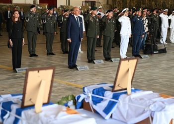 Ρίγη συγκίνησης στον επαναπατρισμό λειψάνων 6 Ελλήνων ηρώων από την Κύπρο: «Εκπληρώνουμε ένα ιστορικό χρέος»