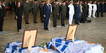 Ρίγη συγκίνησης στον επαναπατρισμό λειψάνων 6 Ελλήνων ηρώων από την Κύπρο: «Εκπληρώνουμε ένα ιστορικό χρέος»
