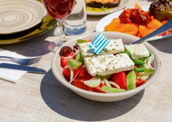 Απίστευτη καταγγελία: Πλήρωσε σχεδόν 20 ευρώ για χωριάτικη σαλάτα – Χρέωσαν επιπλέον το λάδι