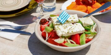 Alldaynews.gr Απίστευτη καταγγελία: Πλήρωσε σχεδόν 20 ευρώ για χωριάτικη σαλάτα – Χρέωσαν επιπλέον το λάδι