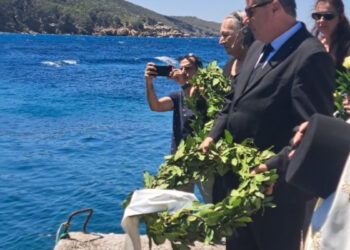 Alldaynews.gr Συγκινητικές στιγμές στο μνημόσυνο για τους δύο ήρωες, που έχασαν τη ζωή τους από πτώση πυροσβεστικού ελικοπτέρου