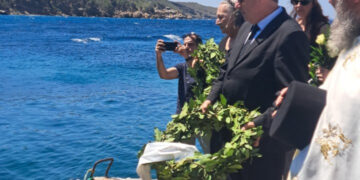 Alldaynews.gr Συγκινητικές στιγμές στο μνημόσυνο για τους δύο ήρωες, που έχασαν τη ζωή τους από πτώση πυροσβεστικού ελικοπτέρου