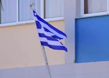 Ανήλικοι κατέβασαν και έσκισαν την ελληνική σημαία – Συνελήφθησαν οι ίδιοι και οι γονείς τους