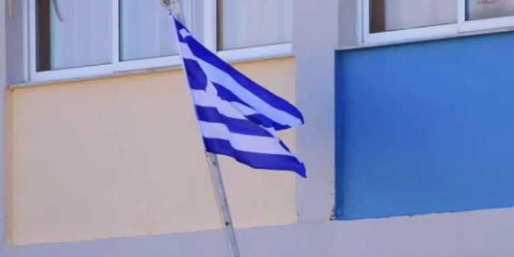 Ανήλικοι κατέβασαν και έσκισαν την ελληνική σημαία – Συνελήφθησαν οι ίδιοι και οι γονείς τους