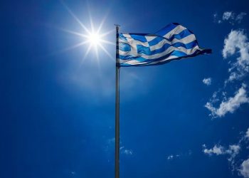 Ανήλικοι κατέβασαν και έσκισαν την ελληνική σημαία – Συνελήφθησαν οι ίδιοι και οι γονείς τους