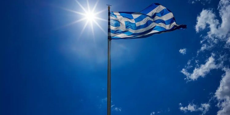 Ανήλικοι κατέβασαν και έσκισαν την ελληνική σημαία – Συνελήφθησαν οι ίδιοι και οι γονείς τους