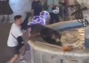 Βίντεο ντροπής: Νεαρός στη Ρόδο έσπρωξε άστεγο σε σιντριβάνι και γελούσε