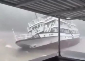 Η στιγμή που βυθίζεται το τουριστικό σκάφος – Τους 38 έφτασαν οι νεκροί (video)