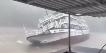 Alldaynews.gr Η στιγμή που βυθίζεται το τουριστικό σκάφος – Τους 38 έφτασαν οι νεκροί (video)