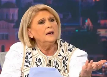 Βούλτεψη για ακρiβεıα: «Οι Έλληνες να πάνε για διακοπές στο χωριό και όχι στα νησιά»