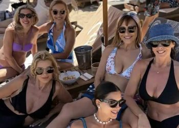 Alldaynews.gr «Πόσο προκλητική φωτογραφία…» – Σάλος με πασίγνωστες Ελληνίδες που πήγαν για μπάνιο όλες μαζί σε πασίγνωστο νησί
