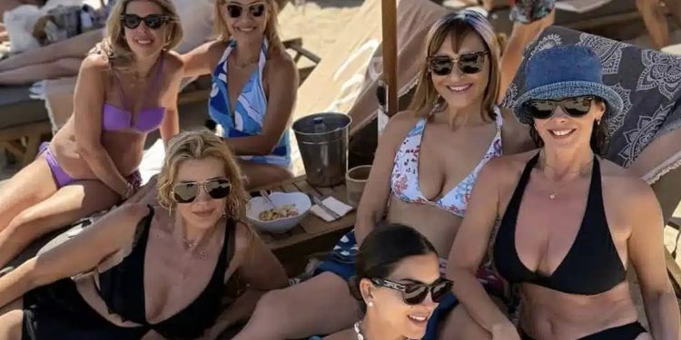 Alldaynews.gr «Πόσο προκλητική φωτογραφία…» – Σάλος με πασίγνωστες Ελληνίδες που πήγαν για μπάνιο όλες μαζί σε πασίγνωστο νησί