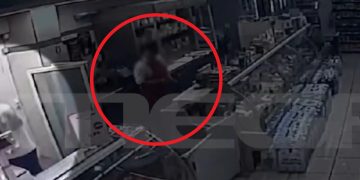 Τρόμος σε γνωστό σούπερ μάρκετ: Άνδρας σε αμόκ άρπαξε μαχαίρι και το κάρφωσε στον λαιμό του
