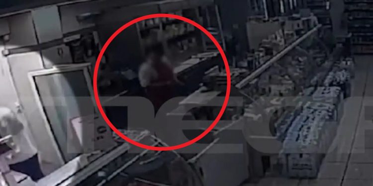 Τρόμος σε γνωστό σούπερ μάρκετ: Άνδρας σε αμόκ άρπαξε μαχαίρι και το κάρφωσε στον λαιμό του