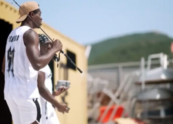 Γύριζαν ταινία πορνό στον Πλαταμώνα και οι αστυνομικοί συνέλαβαν τους 2 Αφρικανούς πρωταγωνιστές επειδή τους πέρασαν για πλανόδιους μικροπωλητές