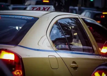 Χειροπέδες σε οδηγό ταξί που χρέωσε 310 ευρώ για «Ελ. Βενιζέλος» – Σύνταγμα