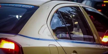 Alldaynews.gr Χειροπέδες σε οδηγό ταξί που χρέωσε 310 ευρώ για «Ελ. Βενιζέλος» – Σύνταγμα