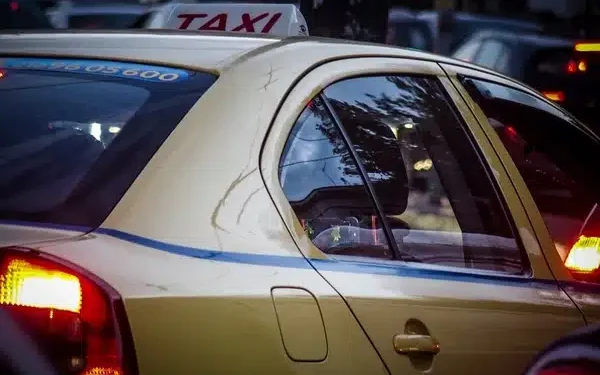 Alldaynews.gr Χειροπέδες σε οδηγό ταξί που χρέωσε 310 ευρώ για «Ελ. Βενιζέλος» – Σύνταγμα