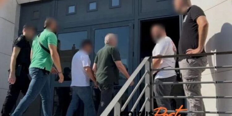 Alldaynews.gr «Τσακίσου πήγαινε φέρε 150 ευρώ» – Οι εξοργιστικοί διάλογοι με τους τελωνειακούς που «ξεσκόνιζαν» όσους δεν τους πλήρωναν ταρίφα