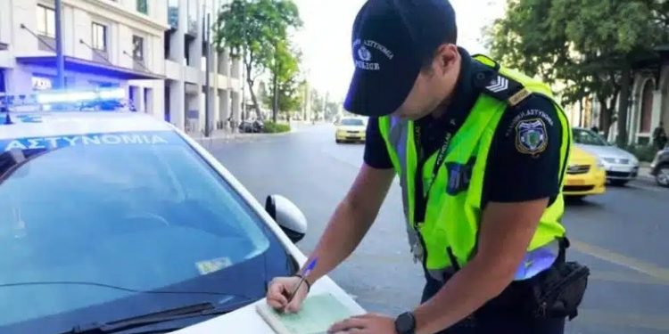 Έγραψαν για κράνος οδηγό αυτοκινήτου – Τι απάντησε η ΕΛ.ΑΣ. για το συμβάν