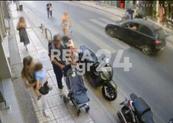 Εμβόλισε με το αυτοκίνητό του ντελιβερά και διέφυγε πετώντας πέτρες – Βίντεο-σοκ