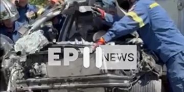Απίστευτο αποκλειστικό βίντεο της ΕΡΤ δείχνει τον οδηγό που παρασύρθηκε από το συρμό του προαστιακού σώο ανάμεσα στα συντρίμμια