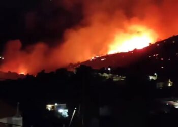 ΕΚΤΑΚΤΟ: ΜΕΓΑΛΗ ΦΩΤΙΑ ΤΩΡΑ ΜΕΣΑ ΣΤΗ ΝΥΧΤΑ – ΣΤΟΥΣ ΔΡΟΜΟΥΣ ΟΙ ΚΑΤΟΙΚΟΙ – ΣΤΙΣ ΑΥΛΕΣ ΤΩΝ ΣΠΙΤΙΩΝ ΟΙ ΦΛΟΓΕΣ