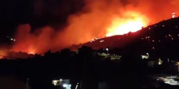 Alldaynews.gr ΕΚΤΑΚΤΟ: ΜΕΓΑΛΗ ΦΩΤΙΑ ΤΩΡΑ ΜΕΣΑ ΣΤΗ ΝΥΧΤΑ – ΣΤΟΥΣ ΔΡΟΜΟΥΣ ΟΙ ΚΑΤΟΙΚΟΙ – ΣΤΙΣ ΑΥΛΕΣ ΤΩΝ ΣΠΙΤΙΩΝ ΟΙ ΦΛΟΓΕΣ