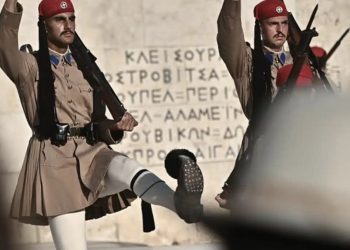 Ανήλικοι κατέβασαν και έσκισαν την ελληνική σημαία – Συνελήφθησαν οι ίδιοι και οι γονείς τους