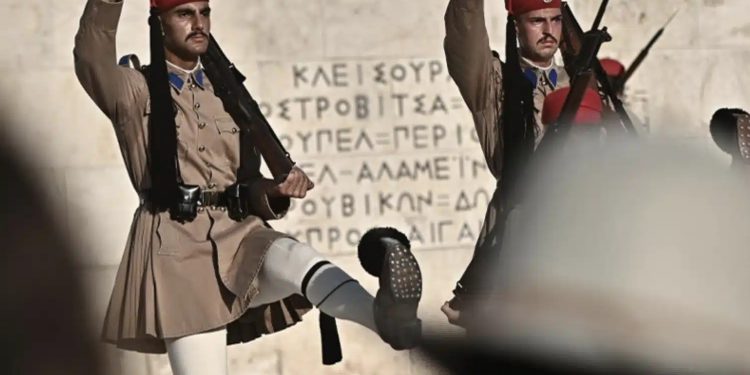 Alldaynews.gr Ανήλικοι κατέβασαν και έσκισαν την ελληνική σημαία – Συνελήφθησαν οι ίδιοι και οι γονείς τους