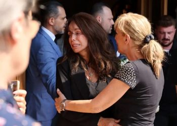 Συντετριμμένη η Βούλα Πατουλίδου στην κηδεία του συζύγου της, του Ολυμπιονίκη και προπονητή της άρσης βαρών, Δημήτρη Ζαρζαβατσίδη