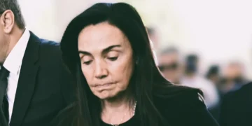 Alldaynews.gr «Σε μια άδεια η εκκλησία η Γ. Σαμαρά ζήτησε να ανοίξουν το φέρετρο και έκλαψε με λιγμούς την κόρη της»