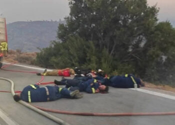 Alldaynews.gr Σπάει καρδιές φωτογραφία από τους αποκαμωμένους πυροσβέστες