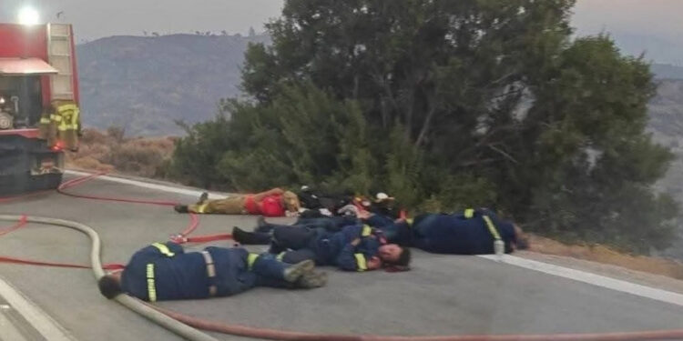 Σπάει καρδιές φωτογραφία από τους αποκαμωμένους πυροσβέστες