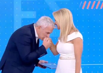 Πρεμιέρα για τις «Καθαρές Κουβέντες» με Χαριτάτο – Χατζηγεωργίου, με χειροφίλημα