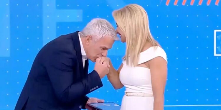 Πρεμιέρα για τις «Καθαρές Κουβέντες» με Χαριτάτο – Χατζηγεωργίου, με χειροφίλημα