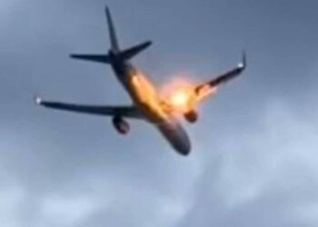 ΤΡΟΜΟΣ ΣΤΟΝ ΕΛΛΗΝΙΚΟ ΟΥΡΑΝΟ – ΑΝΑΤΙΝΑΧΤΗΚΕ ΤΟΥΡΜΠΙΝΑ ΑΕΡΟΠΛΑΝΟΥ ΓΕΜΑΤΟ ΕΠΙΒΑΤΕΣ