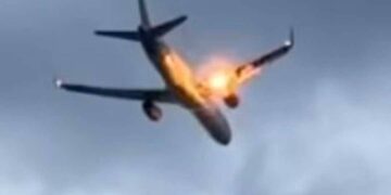 ΤΡΟΜΟΣ ΣΤΟΝ ΕΛΛΗΝΙΚΟ ΟΥΡΑΝΟ – ΑΝΑΤΙΝΑΧΤΗΚΕ ΤΟΥΡΜΠΙΝΑ ΑΕΡΟΠΛΑΝΟΥ ΓΕΜΑΤΟ ΕΠΙΒΑΤΕΣ