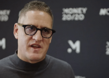 Ποιος είναι ο δισεκατομμυριούχος Tom Greenwood που χαροπαλεύει μετά από τροχαίο στη Μύκονο, η περιπέτεια με το ιδιωτικό ελικόπτερο και η διακομιδή με το ΕΚΑΒ