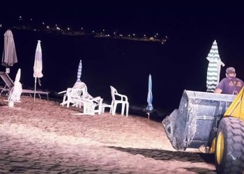 Ξήλωσαν με μπουλντόζες ομπρέλες και ξαπλώστρες από ελεύθερες παραλίες