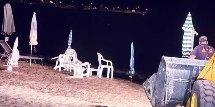 Alldaynews.gr Ξήλωσαν με μπουλντόζες ομπρέλες και ξαπλώστρες από ελεύθερες παραλίες