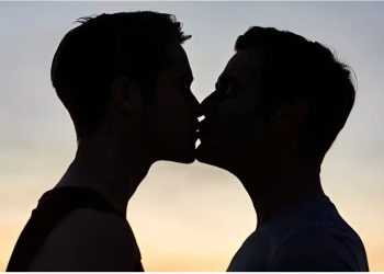 Ο παθιασμένος έρωτας Βουλευτή της ΝΔ με νεαρό επιχειρηματία της Γλυφάδας – Τρώει ωμό το παϊδάκι