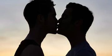 Ο παθιασμένος έρωτας Βουλευτή της ΝΔ με νεαρό επιχειρηματία της Γλυφάδας – Τρώει ωμό το παϊδάκι