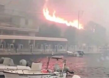 Παραλίγο Μάτι: Απεγκλωβιστήκαν από τις παραλίες πολίτες