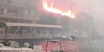 Alldaynews.gr Παραλίγο Μάτι: Απεγκλωβιστήκαν από τις παραλίες πολίτες