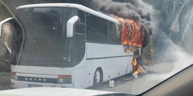 Alldaynews.gr Φωτιά σε τουριστικό λεωφορείο στην Κέρκυρα – Σώθηκαν οι 50 επιβάτες