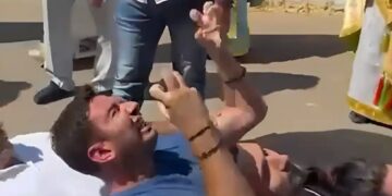 Alldaynews.gr Κεφαλονιά: Η λιτανεία του Αγίου Γερασίμου, η λαοθάλασσα πιστών και το… απρόοπτο με τον «δαιμονισμένο»